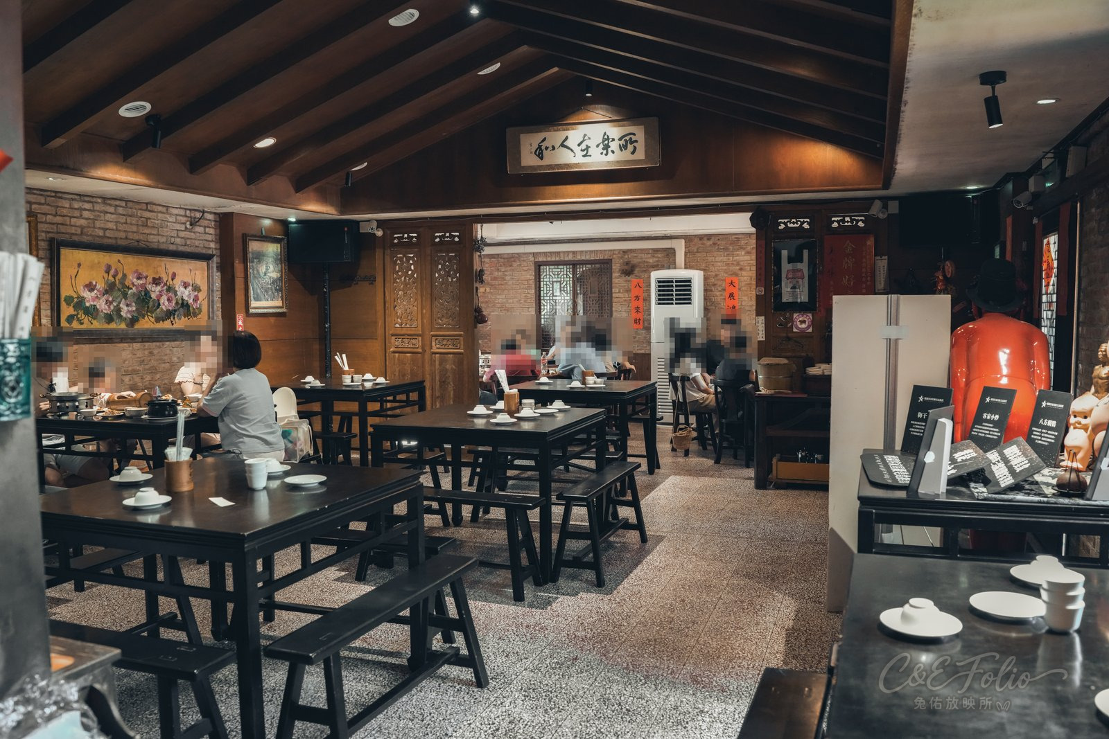 店內用餐區，木頭桌椅與木梁屋頂