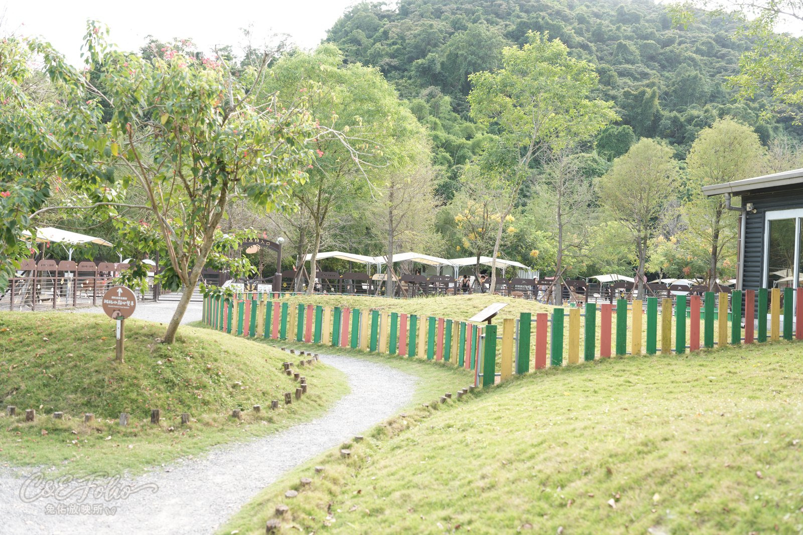 入口後的草地步道與柵欄