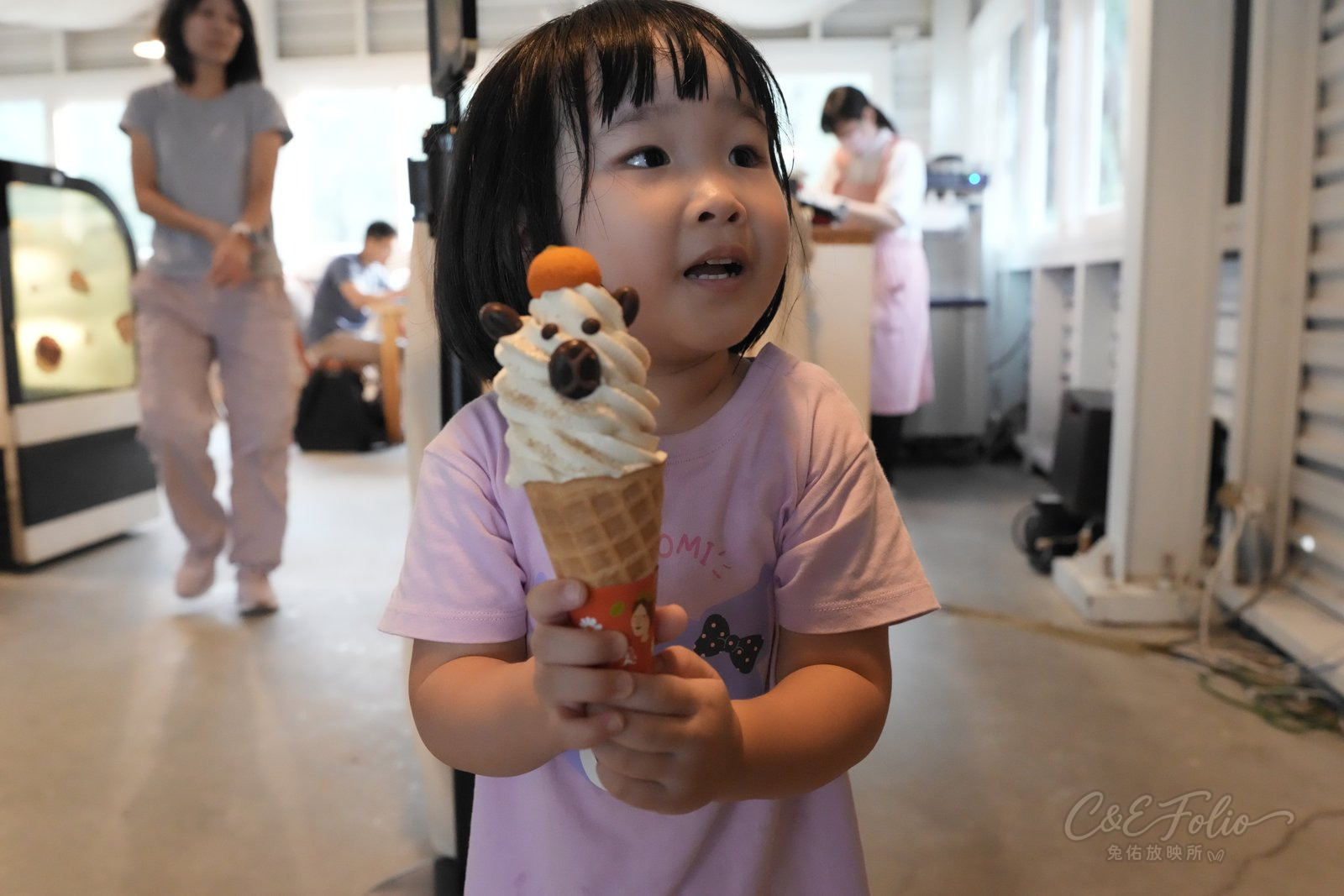 姊姊雙手拿著卡比巴拉造型霜淇淋