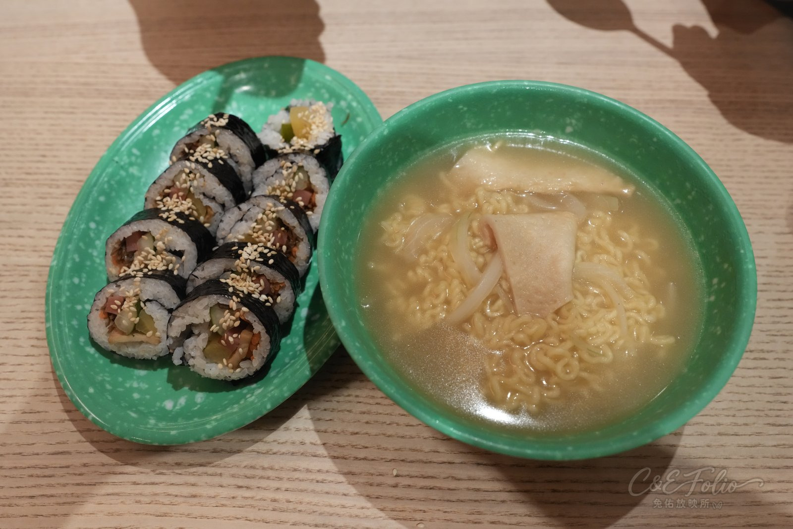 飯捲和一碗韓式拉麵
