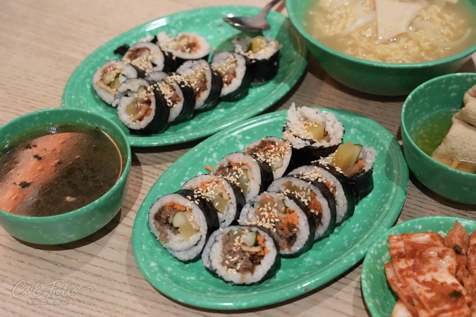 一盤飯捲、韓式拉麵、魚板和泡菜