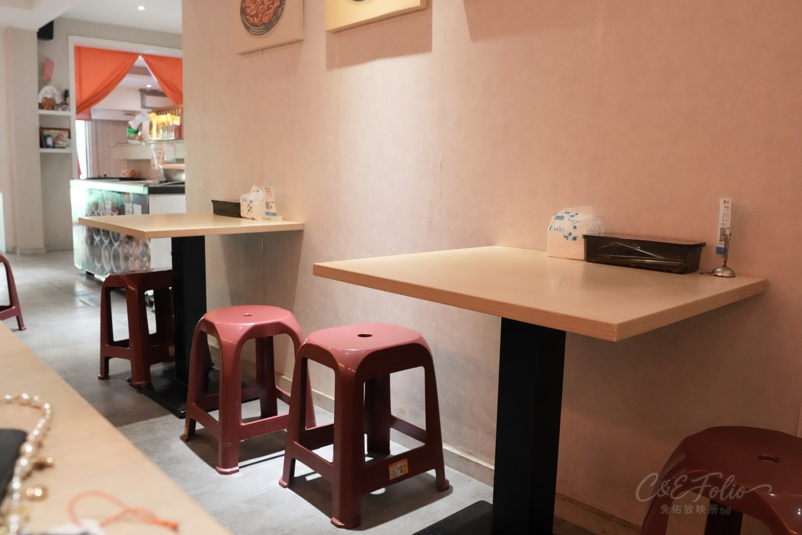 店內座位,木桌配紅色圓凳