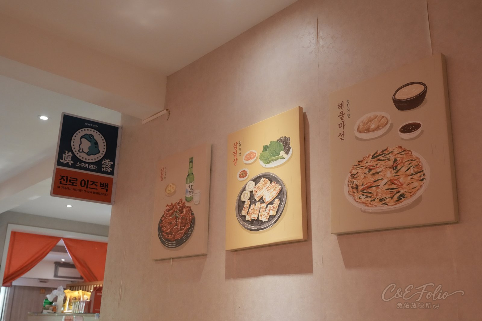 店內牆上的韓式料理掛畫