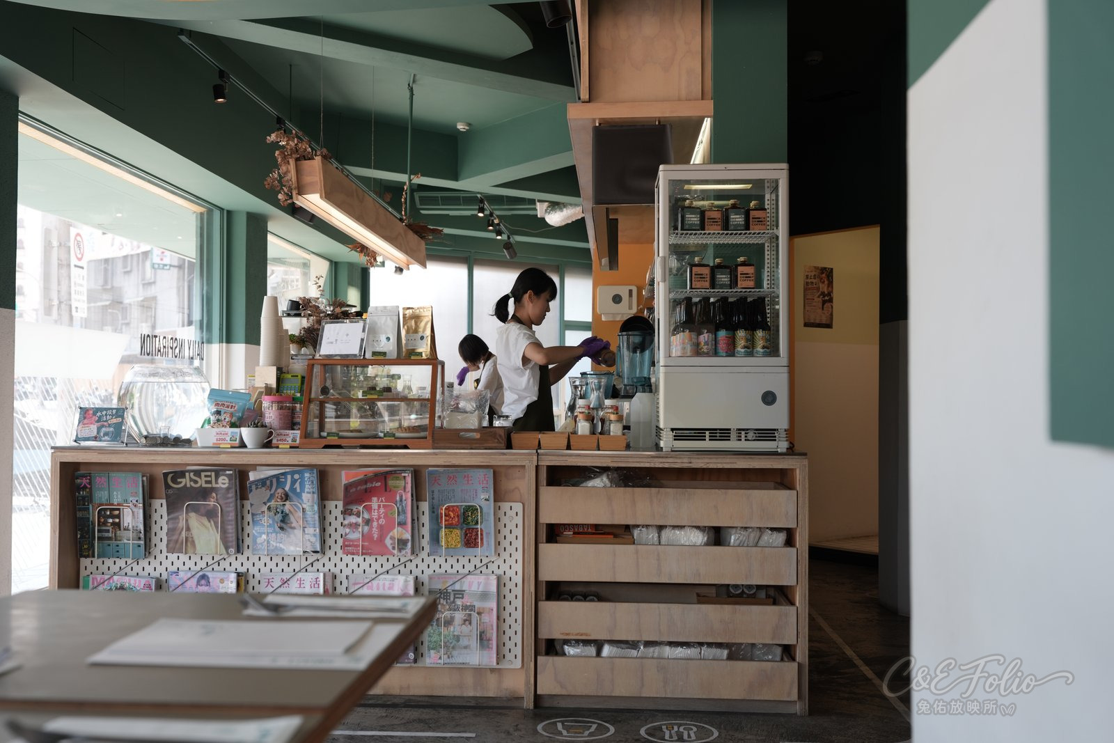 店內吧台與冰箱