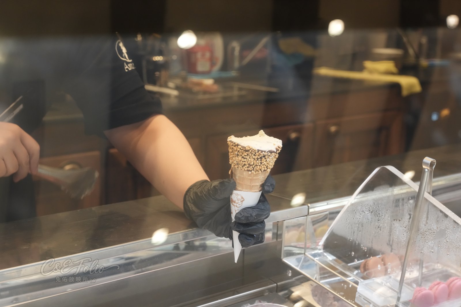 店員用抹刀把冰淇淋抹上甜筒