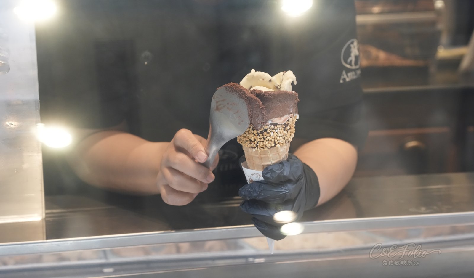 巧克力花瓣抹在手工巧克力脆筒上