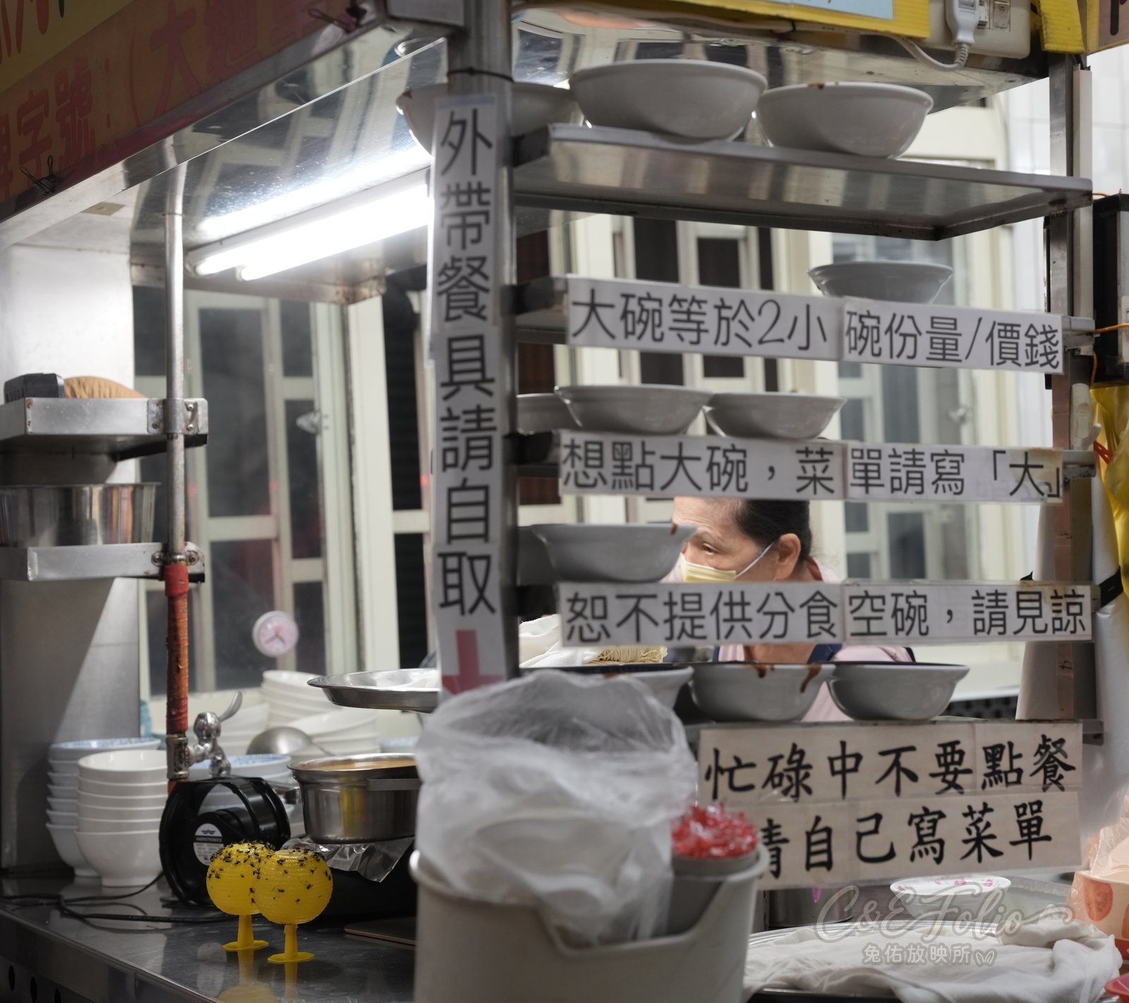大麵章出餐台的大碗與空碗公告