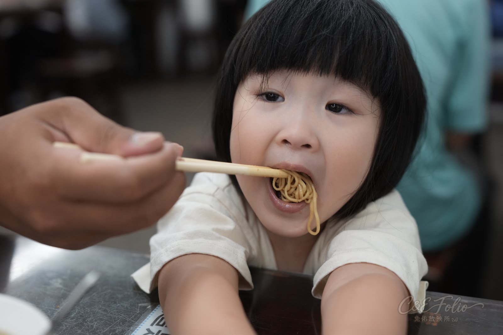 孩子吃麵