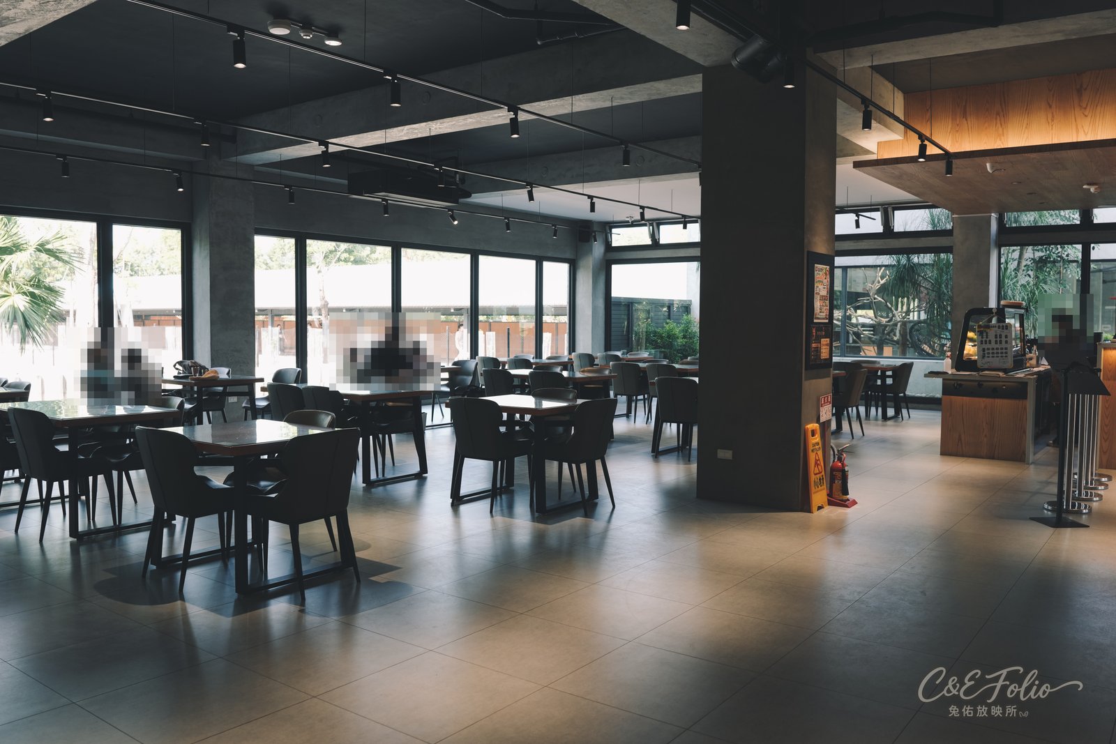 景觀餐廳的用餐區，挑高加落地窗