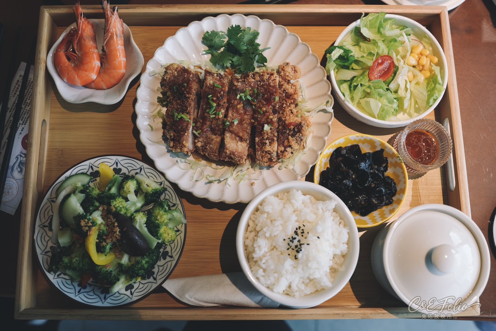 排餐定食，附沙拉、白飯、小菜和鮮蝦
